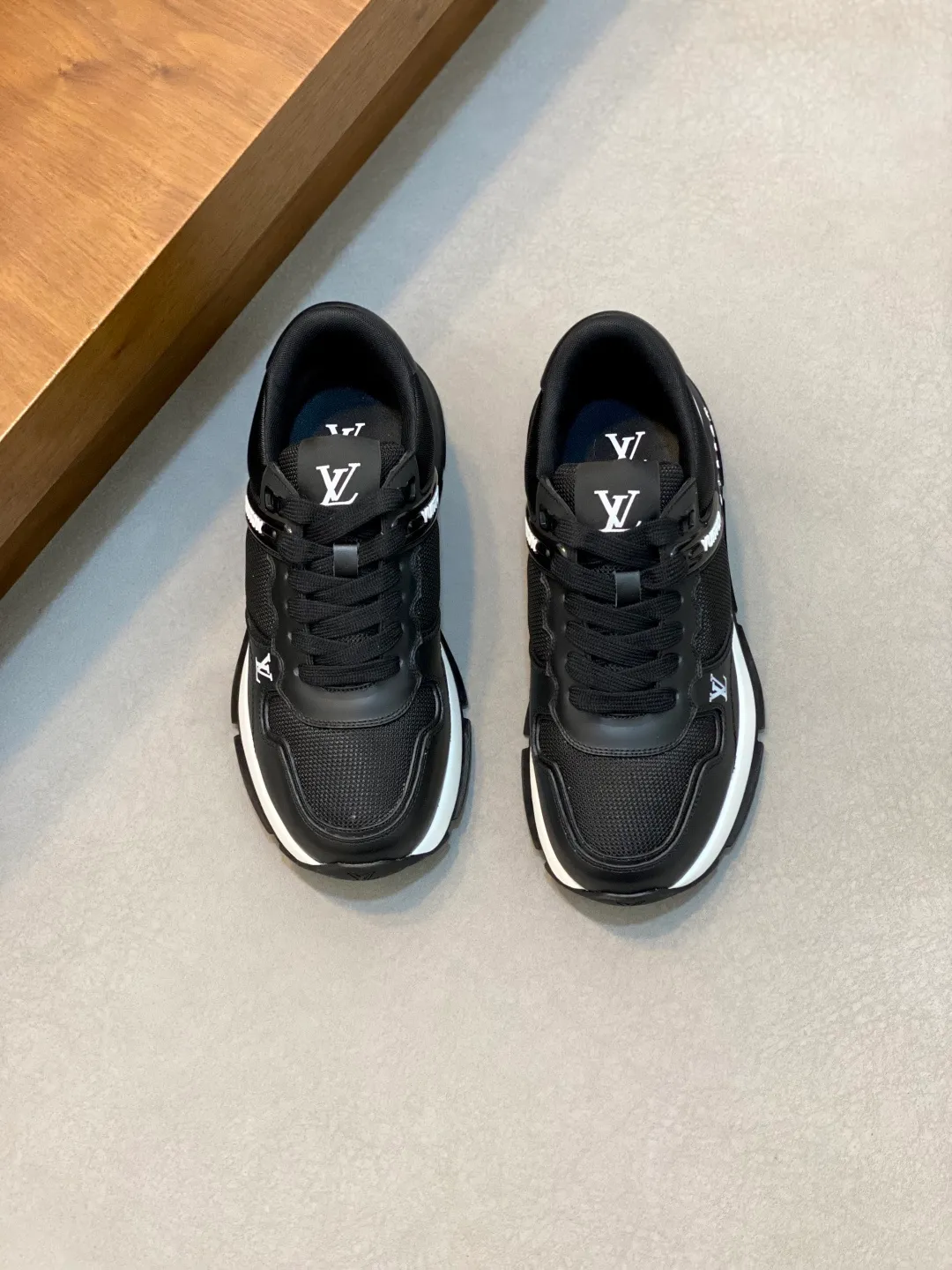 💰800 Lujia new color matching men's 🧍‍♂️trainer sneakers, this LV Trainer sneaker is made of soft grained calfskin and presents pure tones. The brand was born in 1854. The designer's handwritten brand logo is embellished on one side. Virgil Abloh designed it himself. It is a very commemorative sneaker. Brand new LV Louis Vuitton louis vuitton trainer sneaker low casual sports culture versatile basketball shoes Size: 39-44 (38, 45, 46 customized)